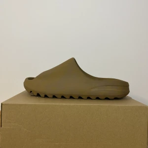 YEEZY Slide Ochre - Säljer dessa lätt använda, storlek 44,5