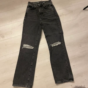 Jeans från Ginatricot  - Storlek 27-30, sparsamt använda, fint skick. 