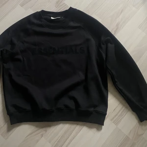 Essentials Tröja  - Säljer en jättefin Essentials sweatshirt i super bra kvalite. Det är en kopia men är i super bra material och skick då den aldrig är använd. 