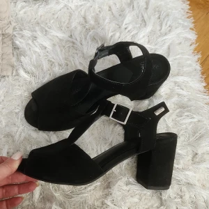 Klacksandaler - Mocka klacksandaler.