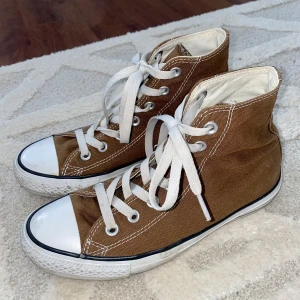 Bruna converse - Säljer ett par bruna converse i strl 37. Så fina!! Köpare står för frakt🤎