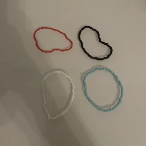 Armband  - 4 armband, alla för 20 kr - Köparen betalar för frakt - Inga returer - Betalning via köp direkt 