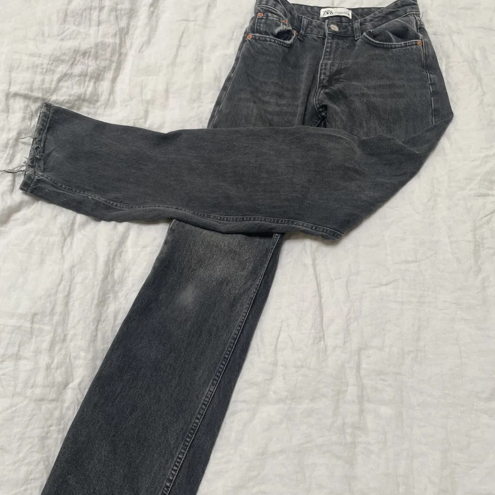 Säljer dessa zara straight jeans i bra skick dock med ett litet hål vid hälen😍 köptes för 349 men säljer för 150! skriv vid intresse osv💞. Jeans & Byxor.