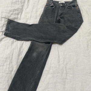 Zara jeans straight - Säljer dessa zara straight jeans i bra skick dock med ett litet hål vid hälen😍 köptes för 349 men säljer för 150! skriv vid intresse osv💞