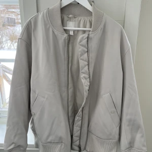 H&M bomberjacka - Säljer nu min knappt använda bomberjacka från H&M som är i TOPPSKICK!  Storlek: M Färg: Benvit / Off-white Nypris: 499 kr  OBS: köpare står för fraktkostnad. 