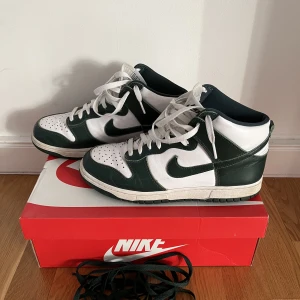 Nike Dunk High, Spartan green - Storlek 43, använda ett fåtal gånger. Inköpta för 3500kr. Gröna och Vita orginalsnören ingår