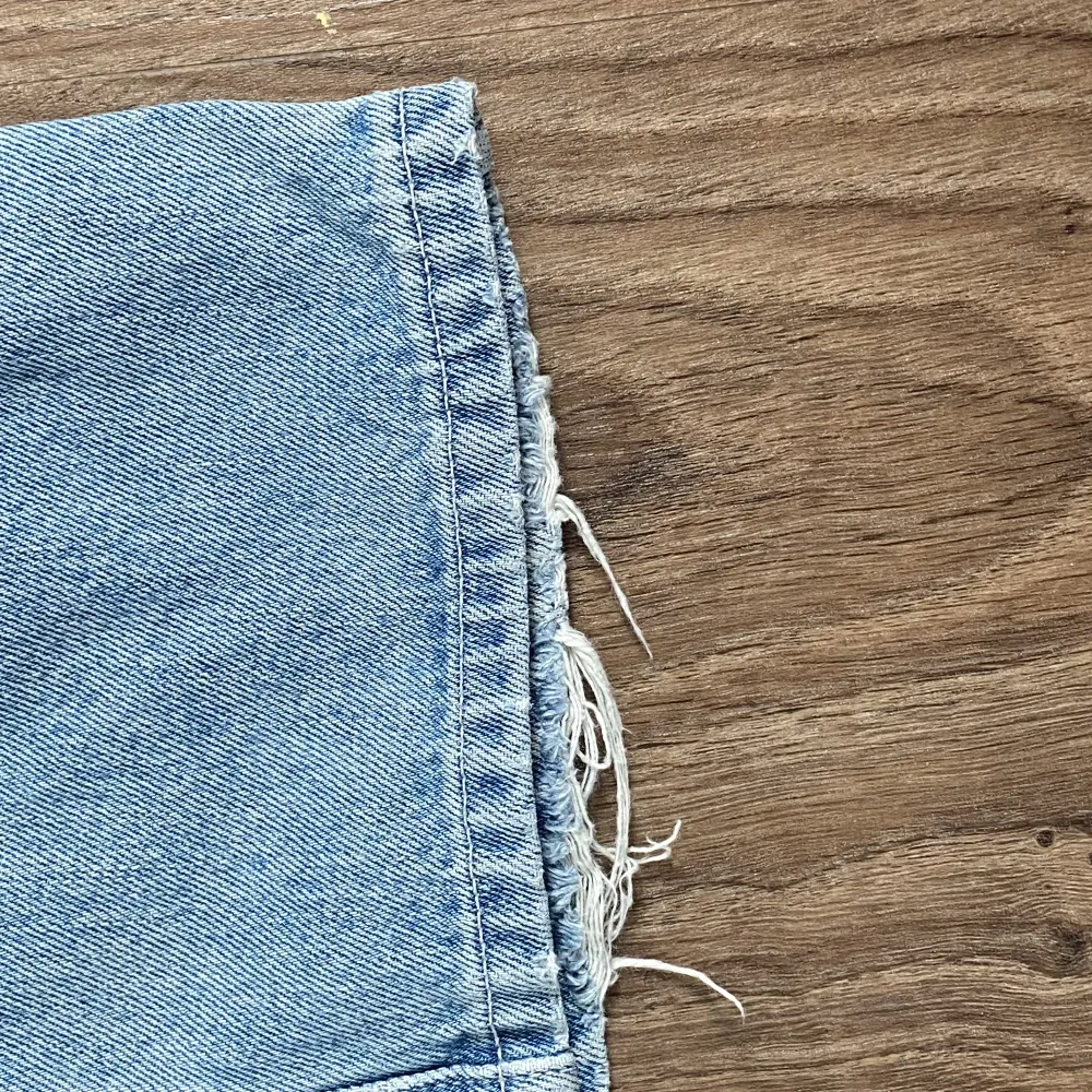 Weekday jeans i storlek 28/32, jättefint skick förutom mindre slitning längst ner som kan ses på sista bilden 💙 frakt tillkommer . Jeans & Byxor.