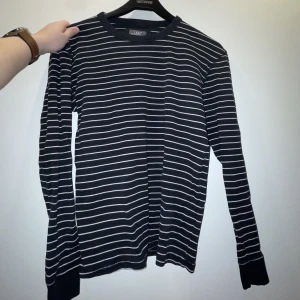 Långärmad tröja - Nytvättad från ett rökfritt hem, pälsdjur finns men inte på kläderna.  50kr eller bud.