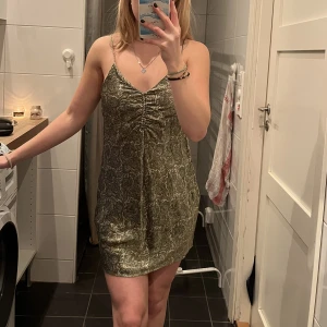 Klänning mönstrad - Mönstrad trendig klänning från Zara