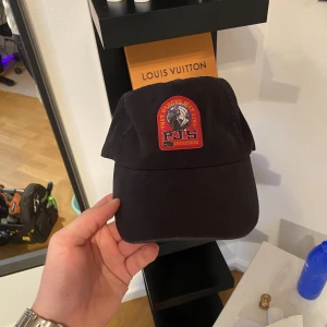Parajumper keps  - Helt ny parajumper keps! Köpt för 600 spänn, aldrig använd då den inte passar mig. Alla tags sitter kvar i kepsen! Säljs för 350 men kan sänkas vid snabb affär! 