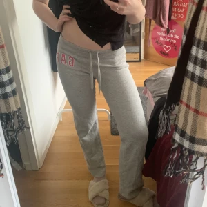 Gap mjukisbyxor lågmidjade - Lågmidjade mjukisbyxor från Gap. Strl xs. Jag är 165 och de är en aningen korta på mig 🫶🏼betala gärna via köp nu