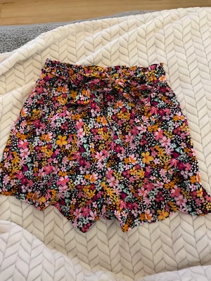 Blommiga shorts  - Säljer dessa sprillans nya shortsen från new yorker. De är i storlek 38, men aningen små i storleken.