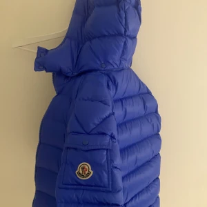 Moncler jacka - Hej, säljer min moncler jacka som bara kommit till användning ett fåtal gånger, storlek 12år men passar mig som är en xs. Köpt på vestiare. Pris kan diskuteras💓💓 