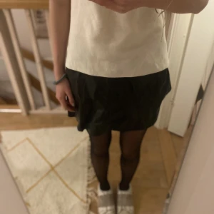 Svart kjol (fusk läder) - Svart kjol stl xxs, använd 2 gånger fint skick 90kr+frakt🫶🏻⚡️🖤💓