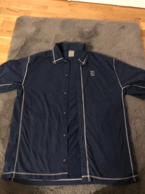 Baseboll t-shirt - Passar perfekt att ha över bikinin i sommar. Är i stl M i herrmodell så blir lite längre. Köpt på second hand