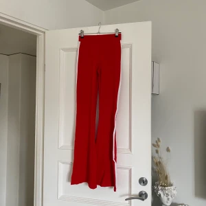 Röda vida byxor/leggings  - Fina röda vida byxor/leggings från GinaTricot. Passar XS-S.