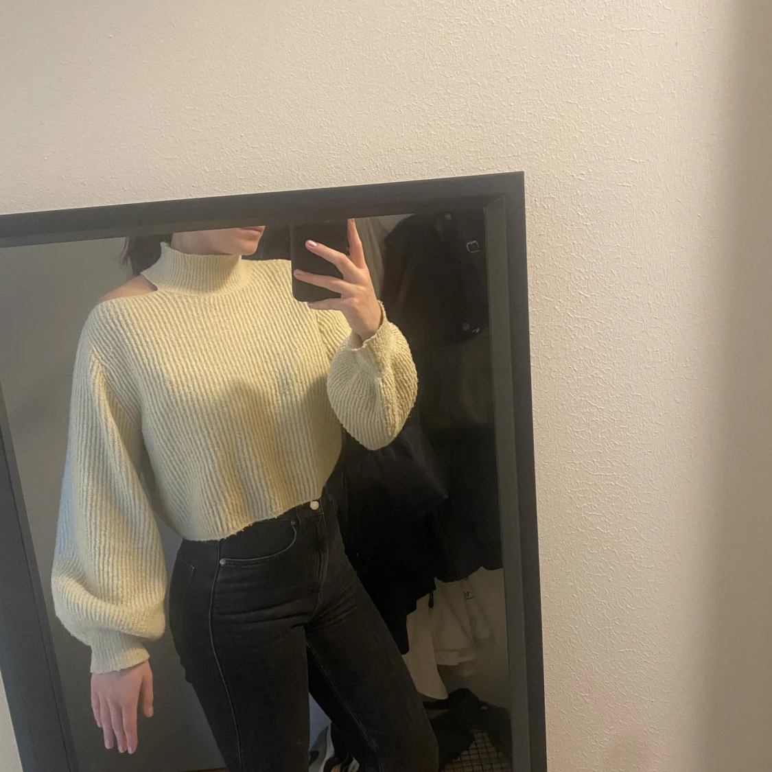 Stickad tröja, öppen vid axeln  - 90