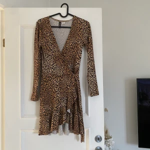 Leopard omlottklänning - Superfin klänning med mjukt och skönt tyg. 