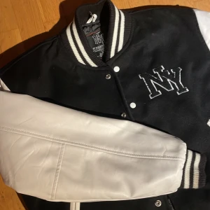 Baseball jacka - En fin NY baseball jacka, gjort av äckta läder, köpt på får något år sedan på amazon men passade inte min stil, nästan helt oanvänd.
