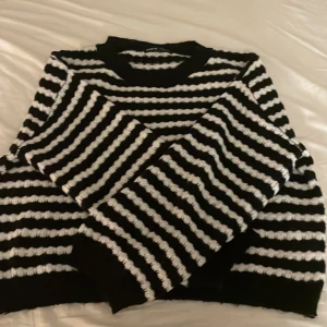 Randig stickad tröja - Knapp använd därför jag säljer den annas är den jätte fin går o passa till mycket! För fler bilder bilder är de bara o höra av er eller om ni har nån fråga!