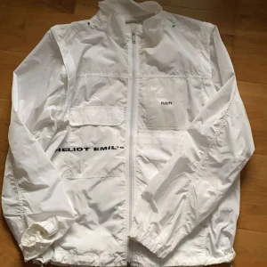 Heliot Emil Regnjacka Windbreaker - Riktigt fet jacka, går att zippa på en luva till den samt zippa av ärmarna så det blir en väst (INTE ÄKTA)