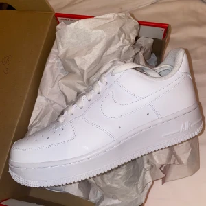 Nike Air Force 1  - Helt nya i storlek 39.  Kan posta men du står för frakten. (69kr för spårning) 