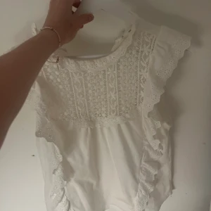Vit blus!  - Säljer nu fin blus från mango på grund av att jag inte använt den så mycket