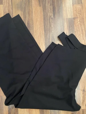 Kostymbyxor divided  - Ett par kostymbyxor svarta från hm divided, aldrig använt helt nya. 