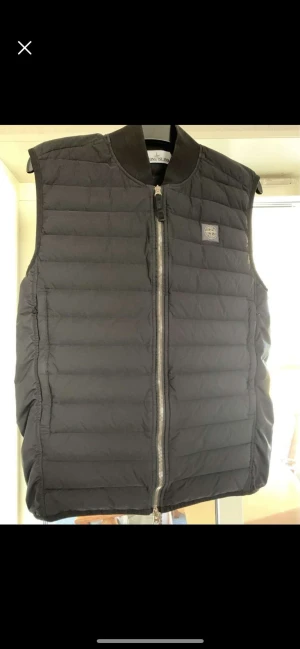 Stone island väst - Stone island väst strl M Köpt på nk i gbg. Lite nopprigt nere vid midjan men inget som syns eller stör vid användning. Annars bra cond, sparsamt använd.  Pris kan diskuteras vid snabb affär.