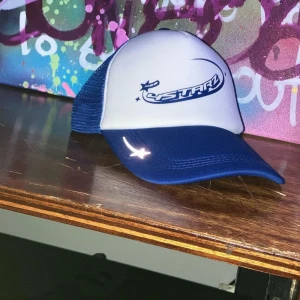 4Starz Keps av TTF - Helt nya kepsar men som bara finns i One Size men går att justera. Skick helt ny och oanvända 10/10. 1 för 200 2 för 380