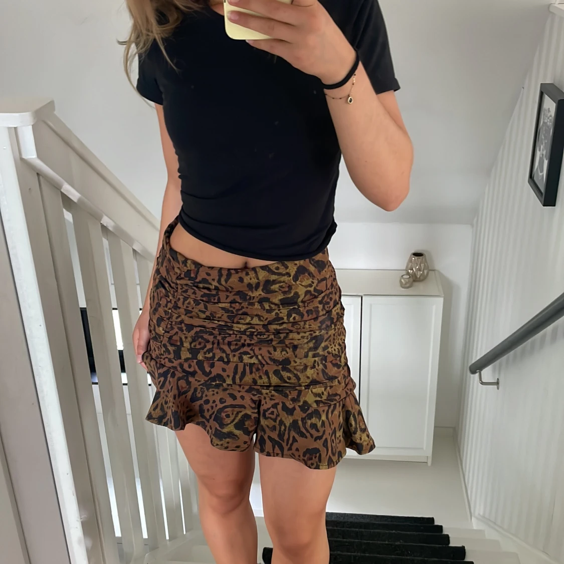 Mönstrad mini kjol med volang  - 90