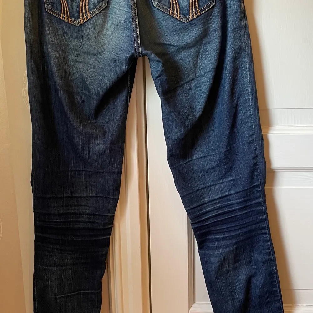 Blå jeans från Hollister i strl W24 L33, passar XS. Jeans & Byxor.