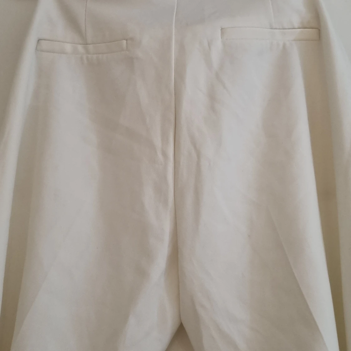 Vita kostymbyxor från BikBok, stl 36 - 91