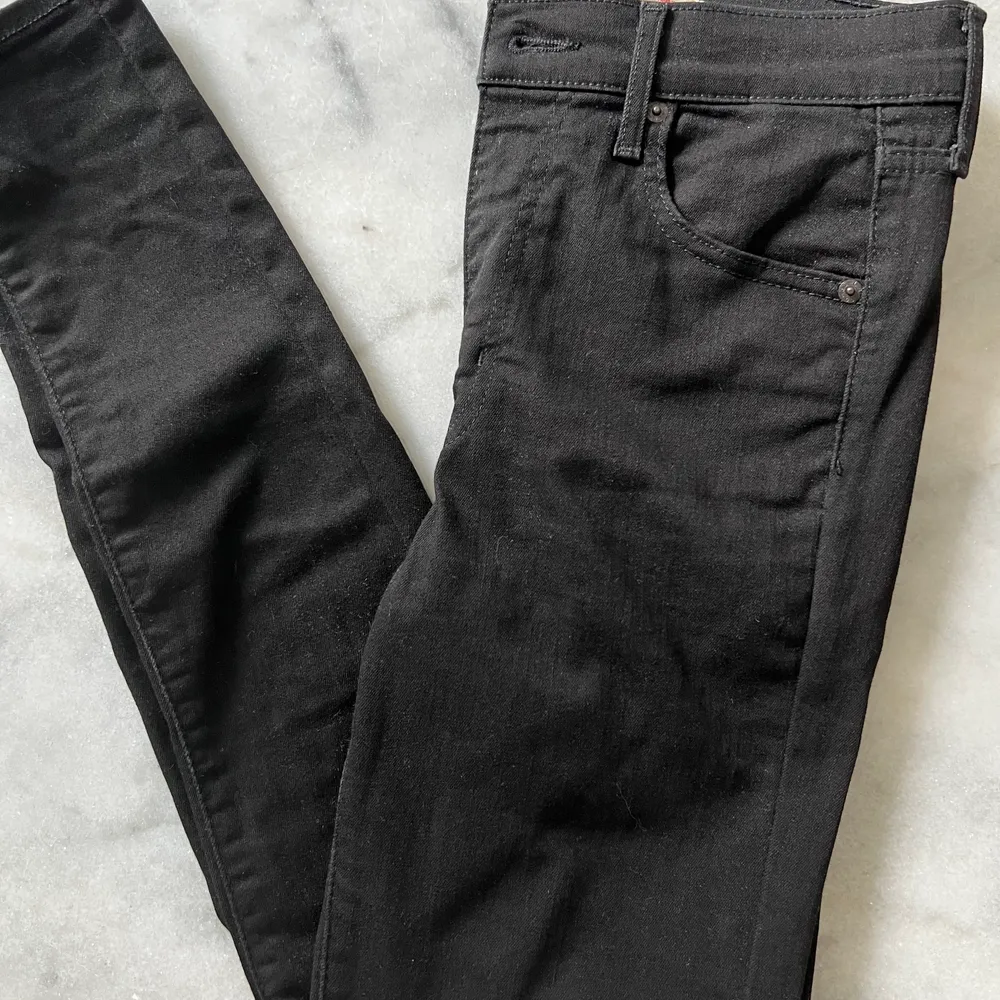 Svarta jeans från Levis, modell mile high super skinny. Använda vid ett tillfälle och därmed inget att anmärka. Strl 26.  73% cotton, 13% lyocell, 9% polyester, 5% elastane. Köpare står för frakt! . Jeans & Byxor.