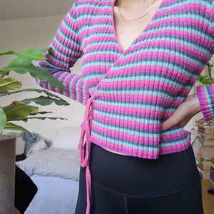 Stickad tröja onlott - Så fin och mjuk stickad tröja i 90's stil från Humana. Aldrig kommit till användning. Skulle uppskatta den till storlek XS.  Först till kvarn. 