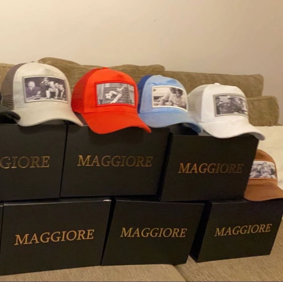 Tja säljer nu mina maggiore kepsar.   - 90