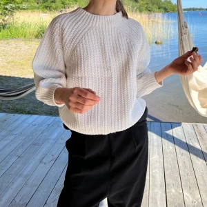 Vit stickad från gap - Vit stickad från GAP med lite luftigare armar och u ringning. Passar verkligen till mycket och extra snyggt med de puffiga ärmarna samt uringningen. Superfint stickad i olika riktningar för att skapa en lyxig look. Köptes för ca 800, Kan mötas/samfrakta