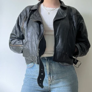 Vintage skinnjacka - Vintage skinnjacka i storlek M, men passar XS-M beroende på hur du vill att den sitter. Innerfodret är lite trasigt på olika ställen, tex i fickorna. Skicka dm för fler bilder 🖤