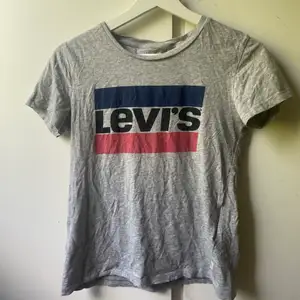 Grå t-shirt från Levi’s, strl xxs men är lite stor i storleken. (Jag har s/m i vanliga fall och passar mig) Använd få gånger och är i ett fint skick! Köpt för 250kr säljer för 90kr. Kan skickas!