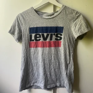 Levi’s t-shirt 💚 - Grå t-shirt från Levi’s, strl xxs men är lite stor i storleken. (Jag har s/m i vanliga fall och passar mig) Använd få gånger och är i ett fint skick! Köpt för 250kr säljer för 90kr. Kan skickas!