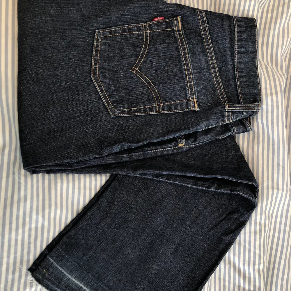 Ett par mörkblå (färgen syns bäst bild 1) bootcut jeans. Innerbenet är ca 80cm och nedtill ca 26cm vida. Gott skick! Skriv för fler bilder eller via frågor!. Jeans & Byxor.