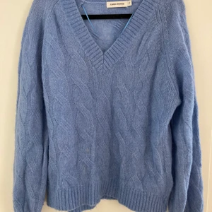 Stickad tröja - Superfin stickad tröja från Carin Wester som passar utmärkt till lite kyligare kvällar nu i sommar! Säljes pga att den inte kommer till användning hos mig. Storlek S och är lite stor i storleken beroende på hur man vill att den ska sitta. Säljes nu för 100kr exklusive frakt!❤️