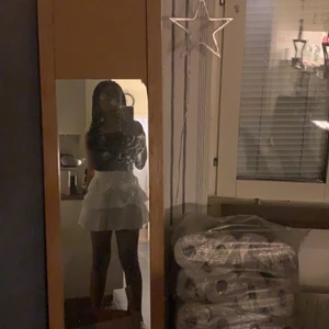 Vit volang tjol  - Super söt och billig volangtjol som jag säljer pga att den inte kommit till användning. Bara använd en gång och den är i bra skick. 