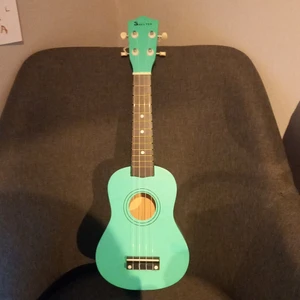 Ukulele  - En oanvänd ukulele införskaffad då jag tänkte bli proffs, men så vart inte fallet. Frakten ingår i priset.
