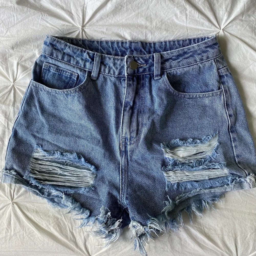 jeans shorts från shein i storlek M. lite tajta vid låten, skulle mer säga att det är som S där. nypris 159. Shorts.