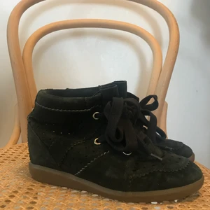 Isabel marant Bobby sneakers 37 - Säljer mina fina sneakers med klack från Isabel Marant 🐞 Storlek 37 och är true to size.   I använt med fint skick!