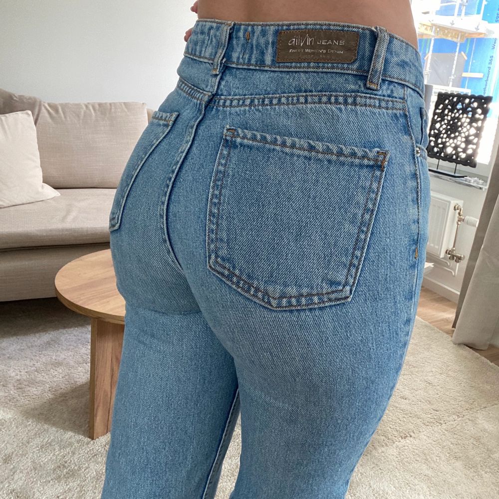 Blåa jeans från Chiquelle, storlek 34, sitter som en smäck. De går precis ovanför naveln. Säljs för 160kr, köpare står för frakt. (Jag är 36 i storlek och 170cm lång) . Jeans & Byxor.
