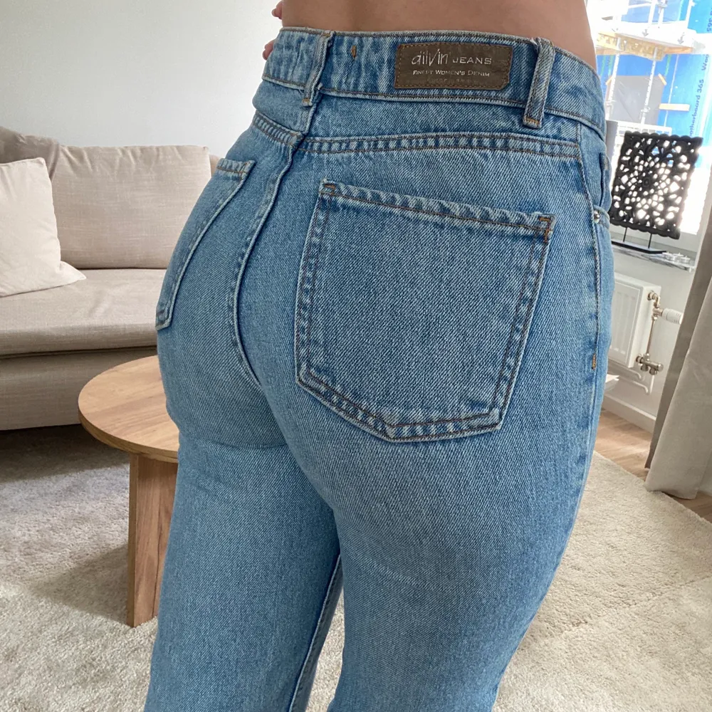 Blåa jeans från Chiquelle, storlek 34, sitter som en smäck. De går precis ovanför naveln. Säljs för 160kr, köpare står för frakt. (Jag är 36 i storlek och 170cm lång) . Jeans & Byxor.