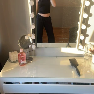 Linnebyxor  - INTRESSEKOLL!! Lågmidjade Svarta linnebyxor från Hm som är slutsålda. I storlek S. Buda från 250 och sedan 15 kr mer än det högsta budet ❤️❤️ Köp direkt för 500kr + frakt 