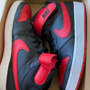 Nike court borough mid 2 (GS) storlek 38,5 - Nike skor i storlek 38,5 använda 1 gång Originalpris: 600kr Mitt pris: 400kr